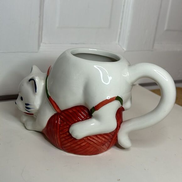 Wondershop White Ceramic Cat Coffee mug playing with yarn small 15oz - Picture 4 of 6